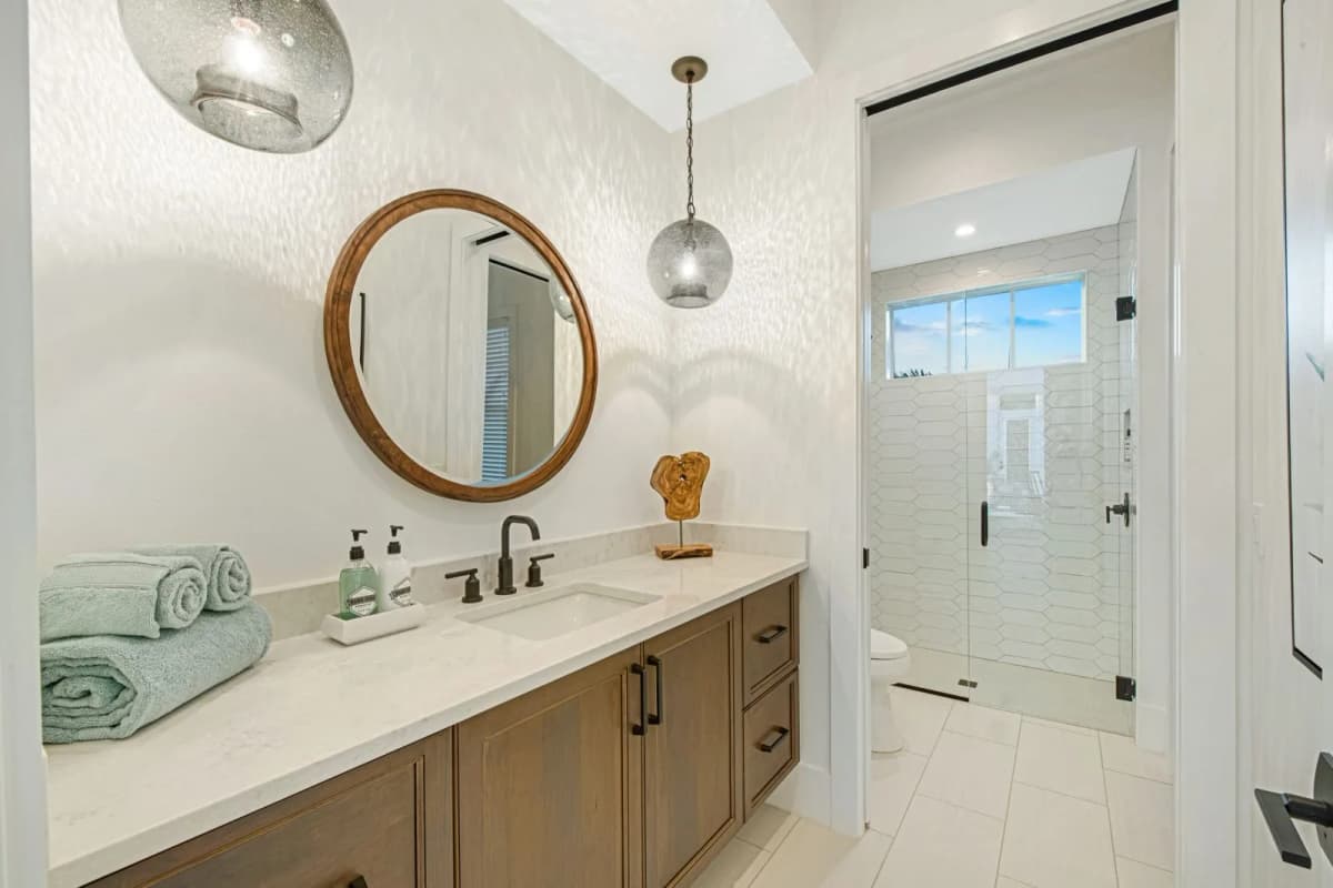 Guest bath with round mirror