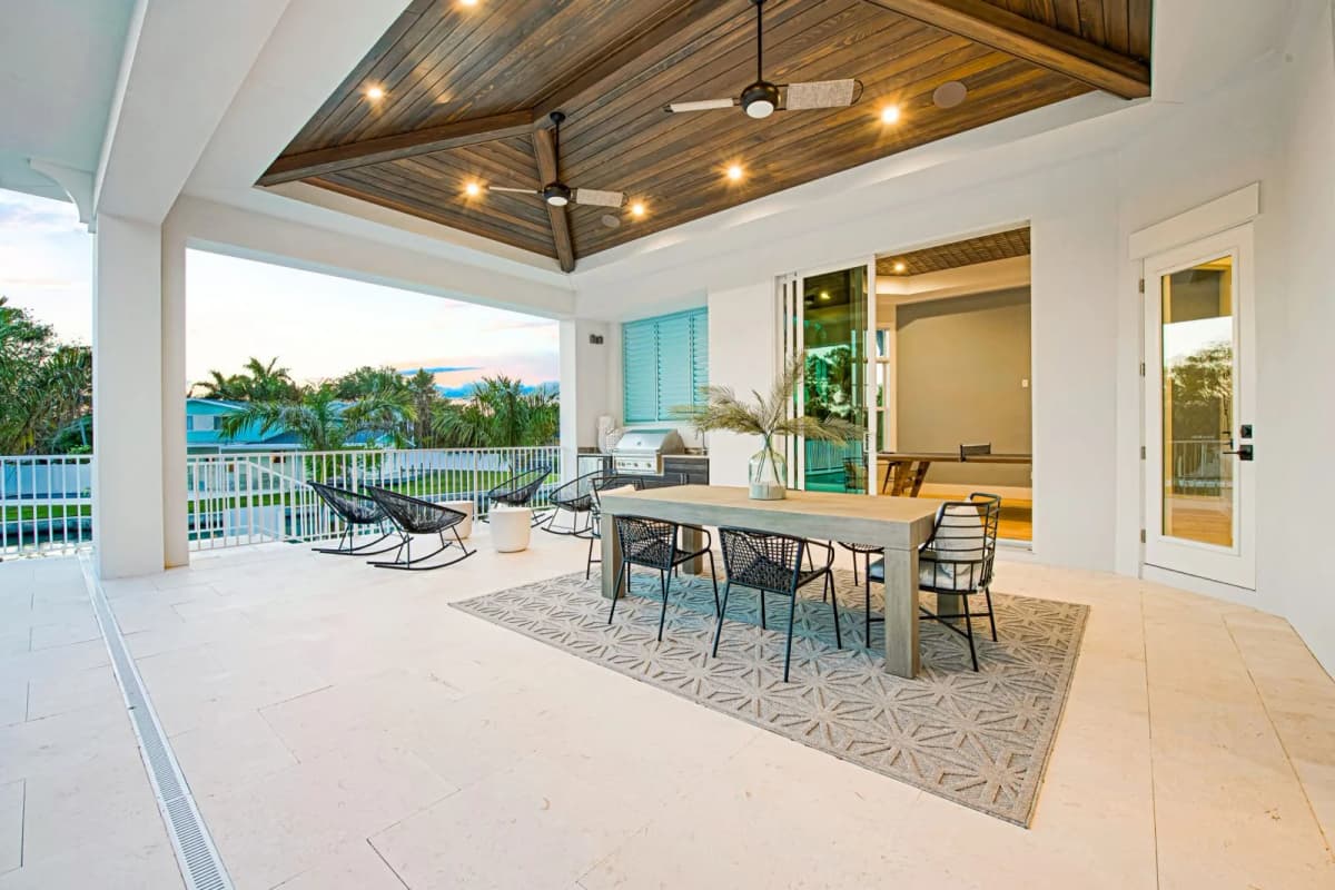 Covered lanai dining