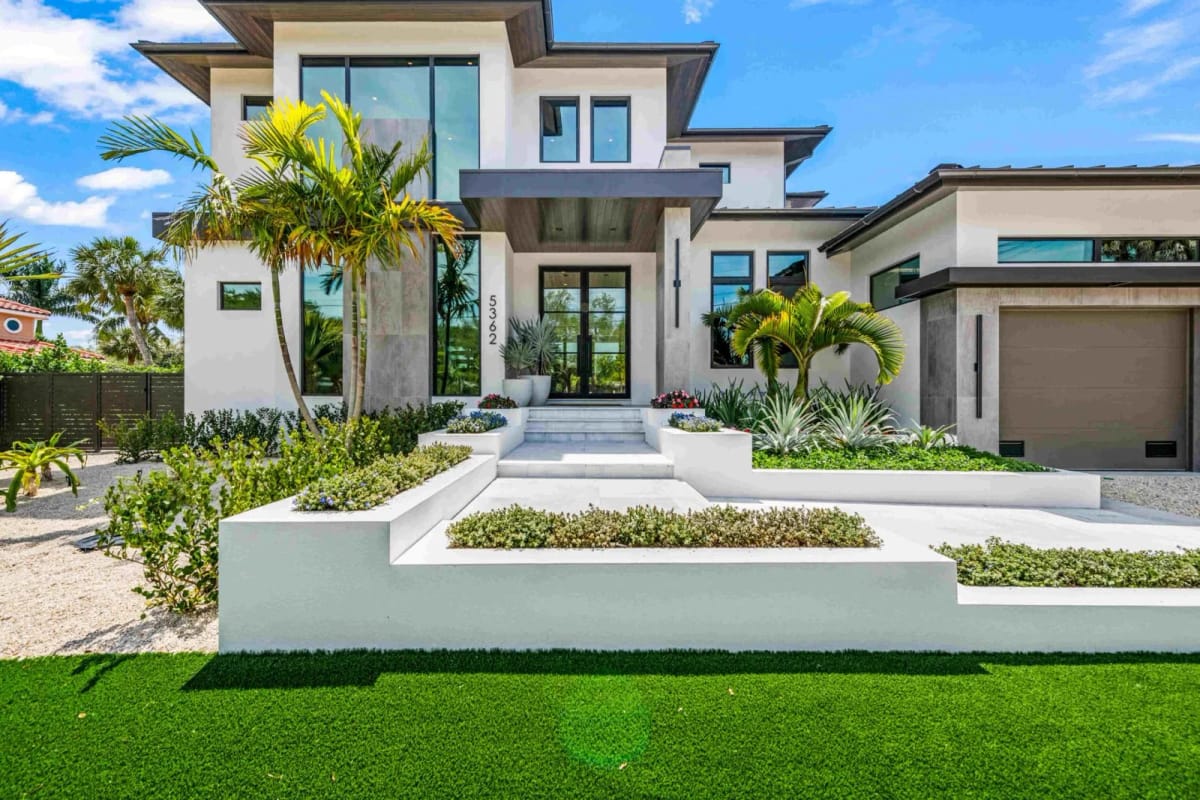 Nutter custom home exterior in Sarasota