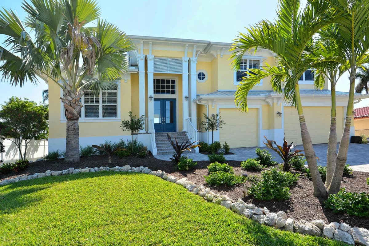 5 Important Factors to Consider When Choosing a Custom Home Builder