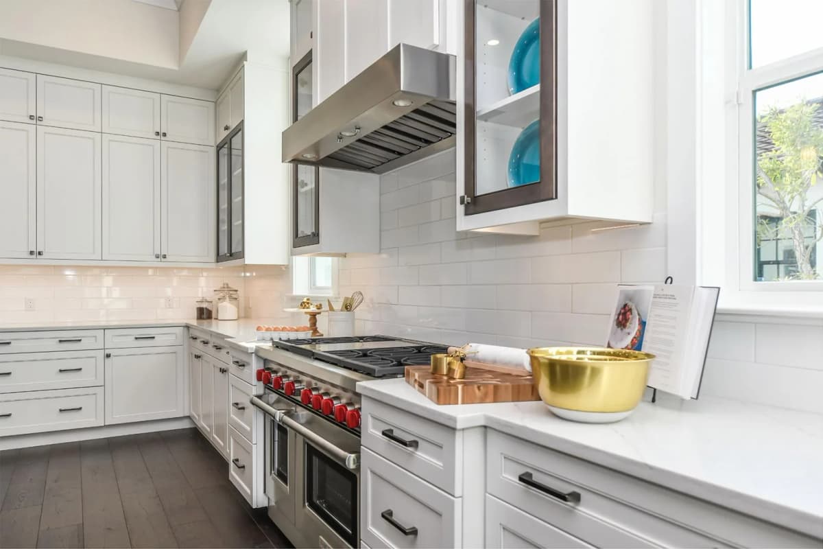 Kitchen range wall with stainless appliances