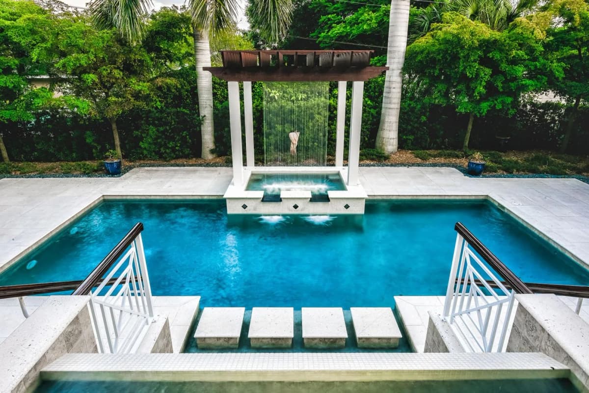 Pool with stepping-stone sun shelf